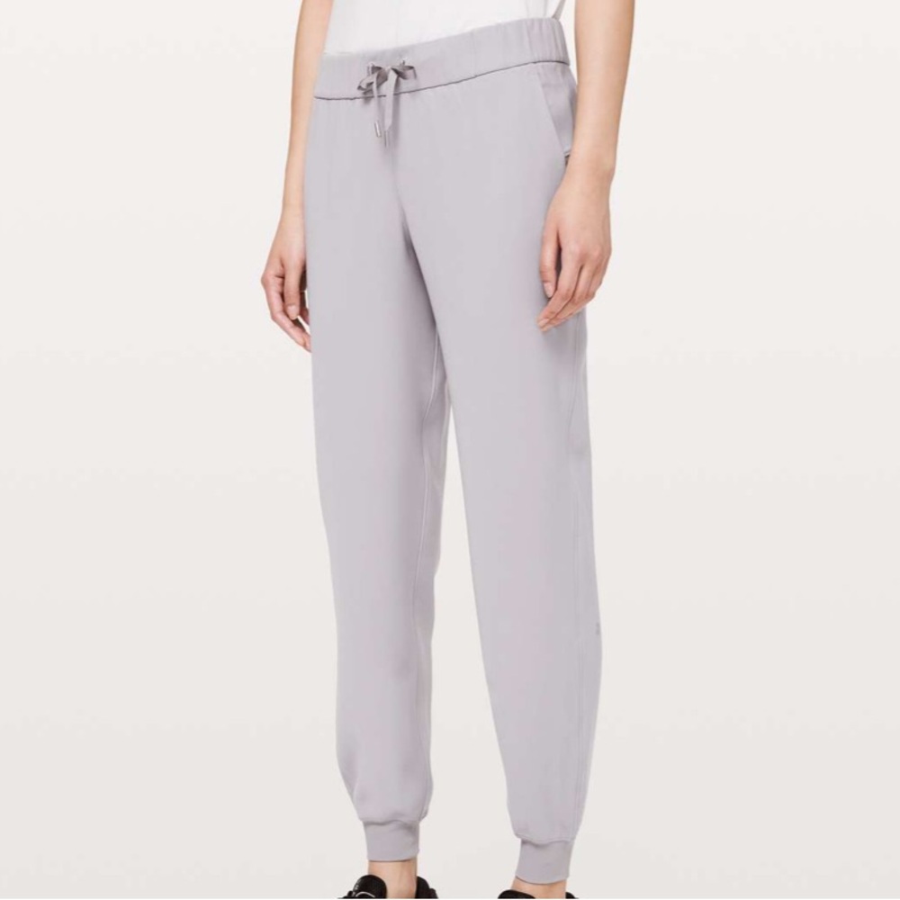 Lululemon On The Fly Jogger in Silverscreen size 6